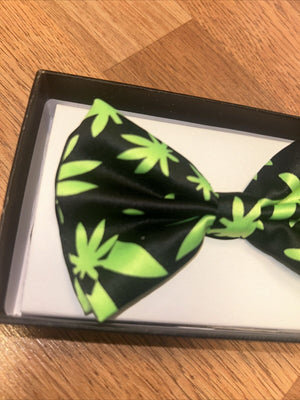 Men's Banded Bow Tie Black With Green Marijuana Leaves Celebrate 420 New In Box