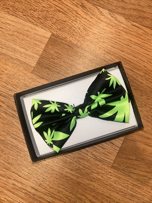 Men's Banded Bow Tie Black With Green Marijuana Leaves Celebrate 420 New In Box