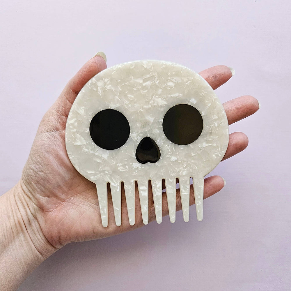 Skull wide-tooth comb