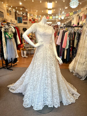 1950's Sweet Capsleeve Tulle and Lace Wedding Dress