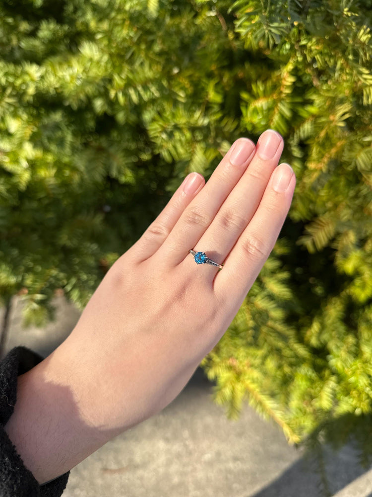 Sterling Silver Art Deco Setting Blue Topaz Size 8 Ring.