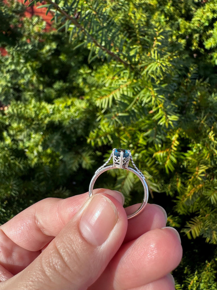 Sterling Silver Art Deco Setting Blue Topaz Size 8 Ring.