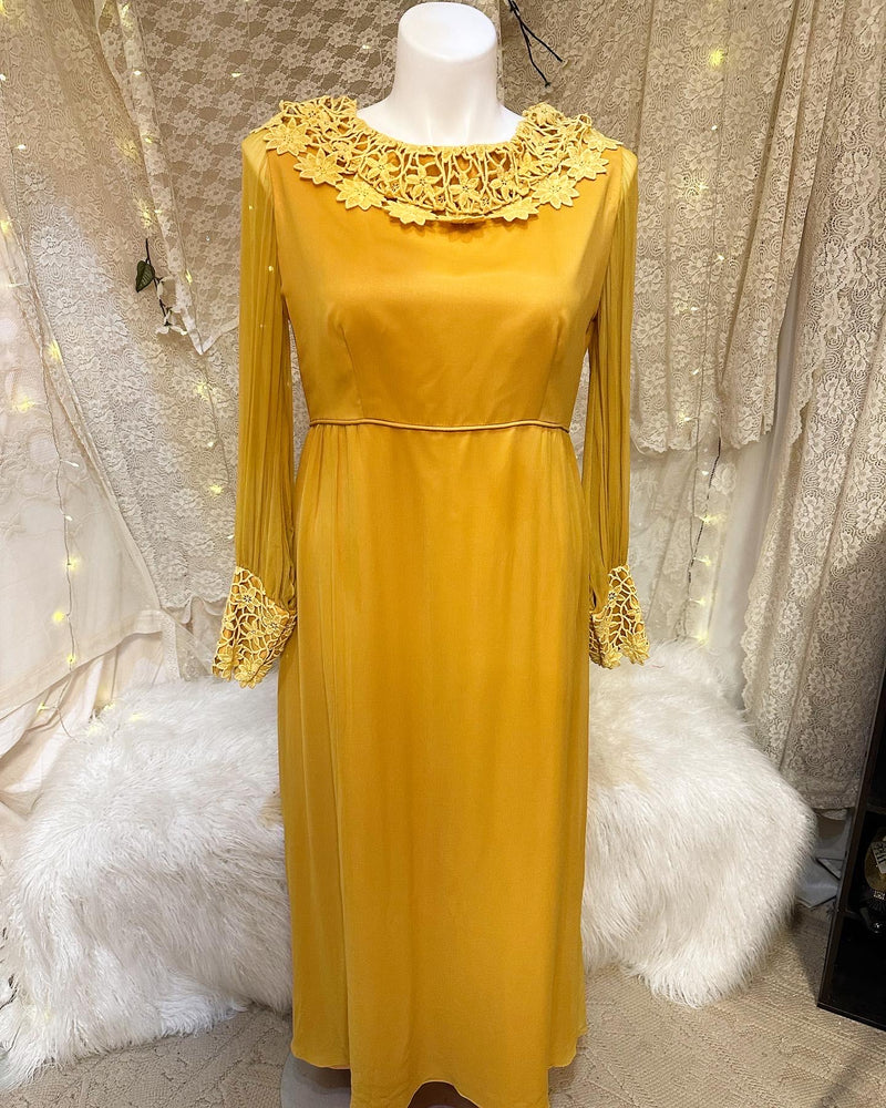 Gauzy 1970s Vintage Mustard Hippie Bridesmaid Dress with Exaggerated Collar Size Large