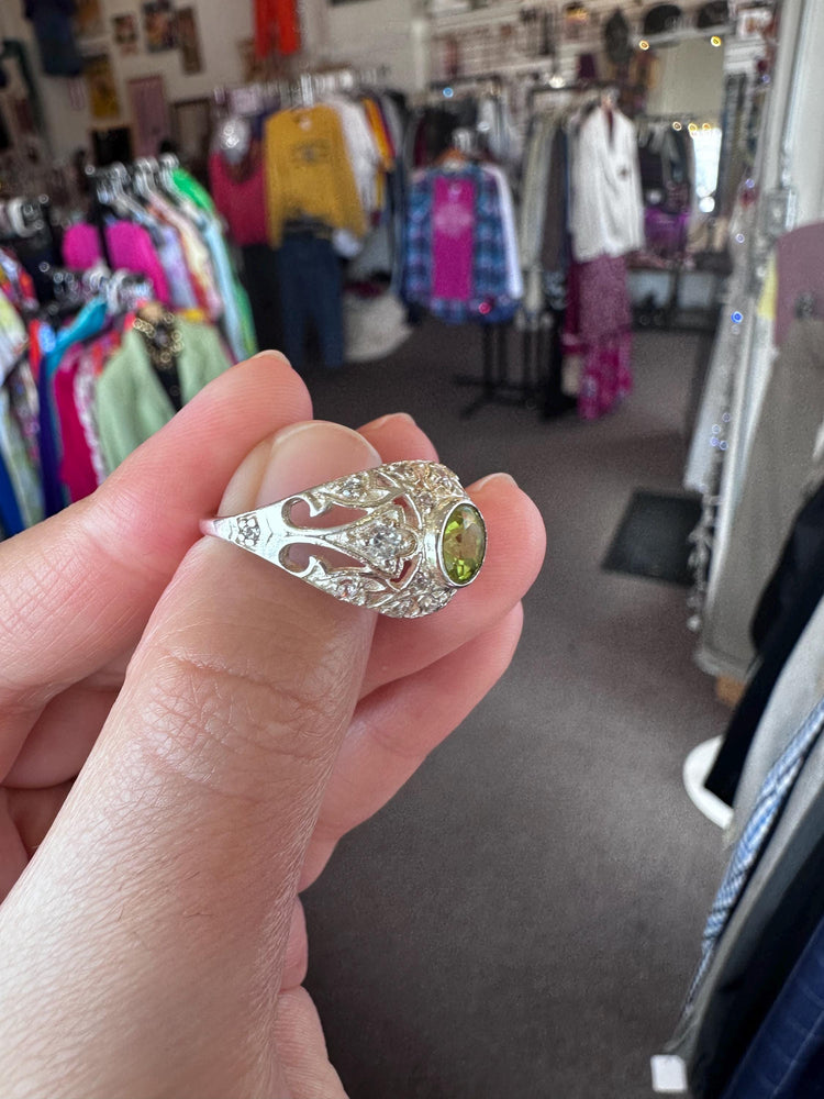 Vintage Sterling Silver Peridot Ring with Filigree Dome Setting – Size 7.5