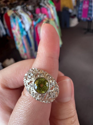 Vintage Sterling Silver Peridot Ring with Filigree Dome Setting – Size 7.5