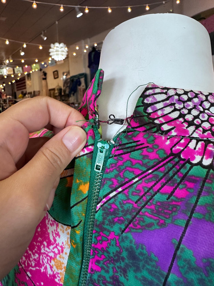 1970s Vintage Abstract Keyhole Neckline Psychedelic Hippie Maxi Polyester Dress with Belt