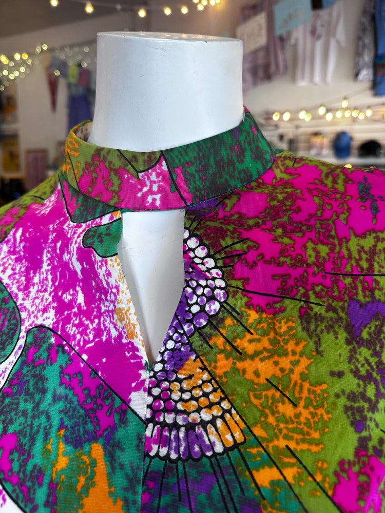 1970s Vintage Abstract Keyhole Neckline Psychedelic Hippie Maxi Polyester Dress with Belt