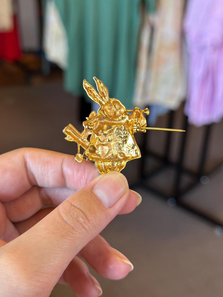Alice In Wonderland MMA Signed Alice in Wonderland White Rabbit Queen of Hearts Brooch Pin