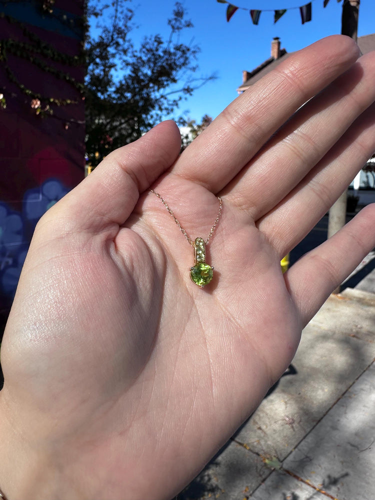 14K Gold Gorgeous Dainty Minimalist 3 Stone Peridot Pendant Necklace August Birthstone Feminine Jewelry Birthday Gift