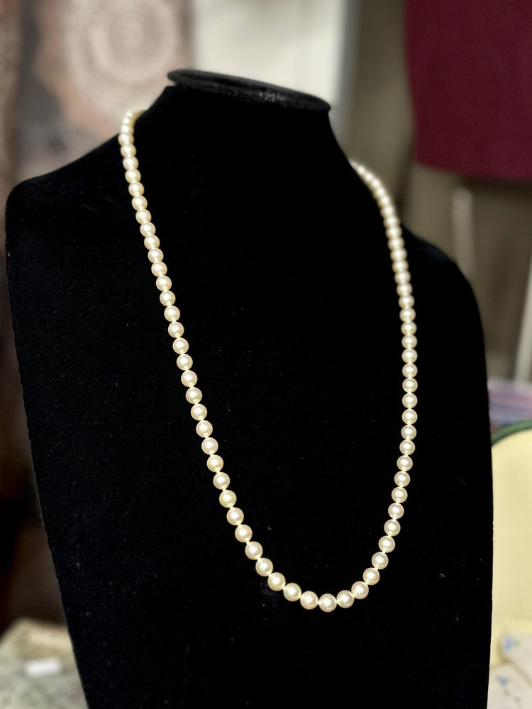 Gorgeous Vintage PM70 Marjorica Simulated Pearl Creamy White Single Strand Hand Knotted Sterling Silver Clasp