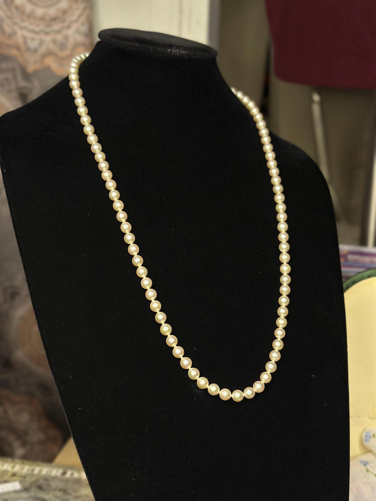 Gorgeous Vintage PM70 Marjorica Simulated Pearl Creamy White Single Strand Hand Knotted Sterling Silver Clasp