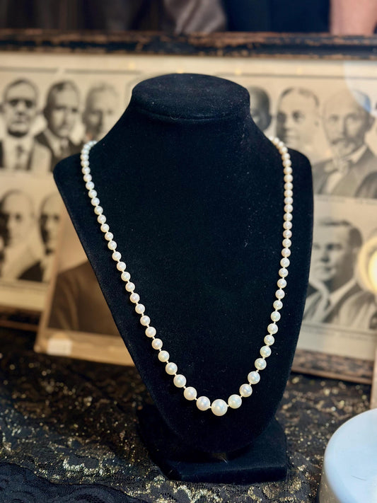 Vintage 1950s Graduated Classy Simulated PM 70 Pearls in Creamy White Shorter Strand Box Clasp Hand Knotted