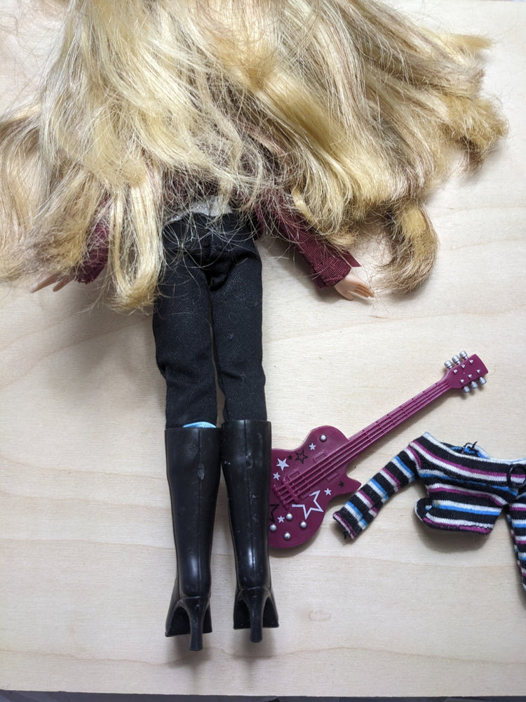 MGA Bratz Twiinz Valentina Dressed Fashion Doll W Clothes For Twin + Guitar 
